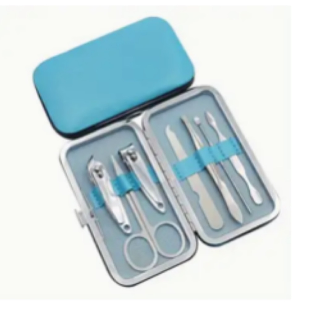 NWT 7pc Manicure Set in Case